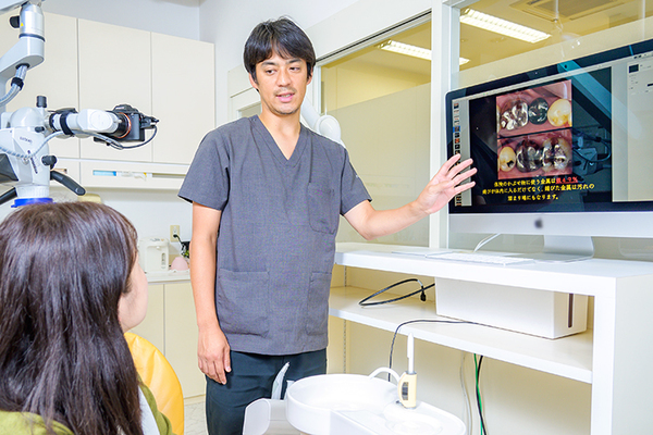 医療法人あおき歯科・矯正歯科クリニック モニターを用いて、詳しい説明をしてくれる青木院長