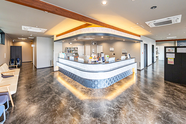 みちかぜクリニック 受付は特に広く、院内はワンフロア設計