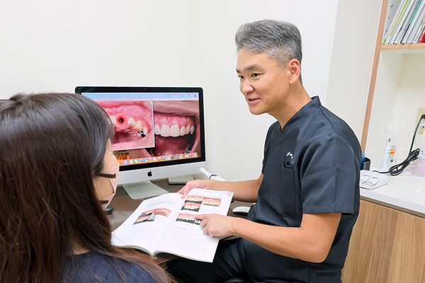 医療法人永山会　永山歯科医院 写真を見ながら、わかりやすい説明を心がけている