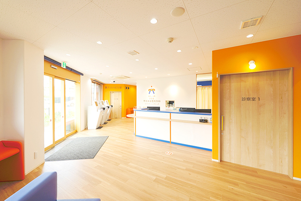 町田木曽整形外科リハビリテーションクリニック 院内はバリアフリー設計。2階へは、エレベーターの利用が可能