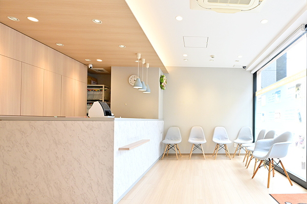 しのざきエキ歯科 開放感のある待合スペース