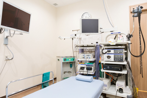 新宿内視鏡クリニック 内視鏡室は広く取られ、圧迫感が少ない