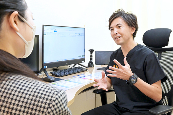 明石駅前いなぐま小児科アレルギー科 時には資料なども用いつつ、わかりやすい説明を心がけている