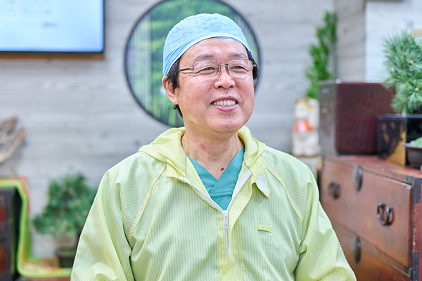 タカシデンタルクリニック 長年マイクロスコープでの治療の研鑽を積んできた高橋孝先生