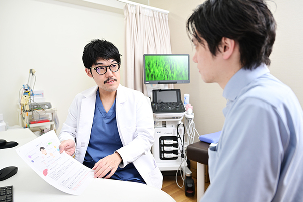 ぎょうとく内科・内視鏡クリニック 日本肝臓学会肝臓専門医である院長。穏やかで優しい人柄が魅力