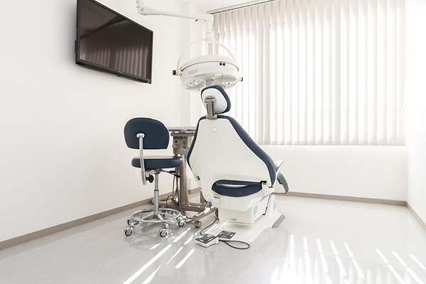 鶴見歯科医院 インプラント治療とは欠歯した部分の骨に人工歯根を埋め込むこと