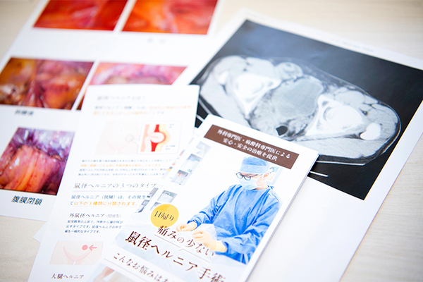 MYメディカルクリニック田町三田 検査結果や治療の様子について画像で見せながら説明している