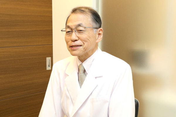 あいあーる歯科目黒駅医院 乳歯には虫歯になりやすい条件がそろっていると話す三宮先生