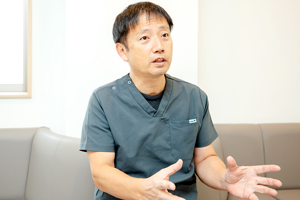 泉本歯科 患者の気持ちと向き合い、適した治療を提供している泉本院長