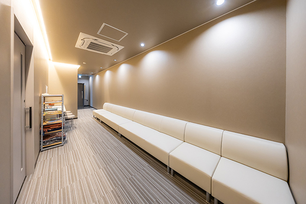 みちかぜクリニック 診療科目別に待合室・診察室を分けている