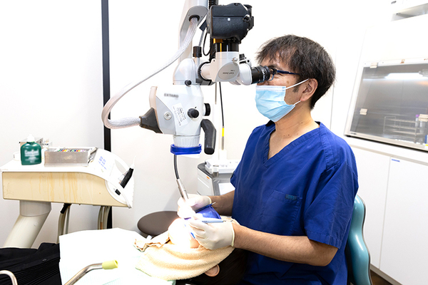 つは歯科・矯正歯科医院 より精密な治療を行うために、マイクロスコープを導入