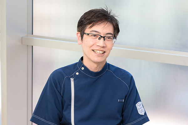 青山クオーツデンタルクリニック 知覚過敏について話す細川理事長