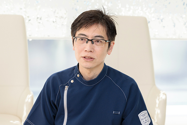 青山クオーツデンタルクリニック 口臭の予防には口腔ケアが欠かせないと話す細川理事長
