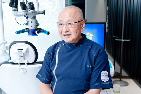 青山クオーツデンタルクリニック 穏やかな口調で丁寧に説明する田上先生