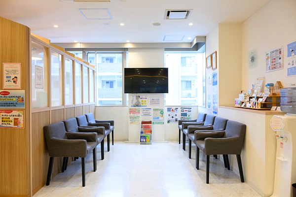 ふなばしキッズデンタル 広々とした待合スペース。ベビーカーでの来院も可能