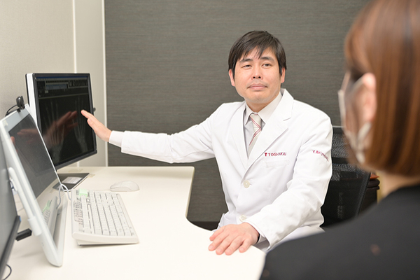 世田谷リウマチ膠原病クリニック　新宿本院 日常生活でのポイントを一つ一つ説明する勝山直興先生