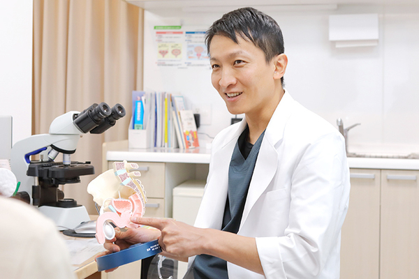 はしむらクリニック 問診や検査を通して症状に合った治療をすることが大切と話す院長