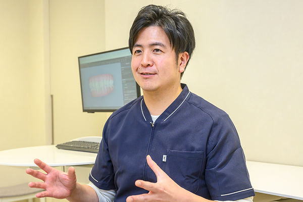 十三駅前歯科・矯正歯科 歯並びや噛み合わせを整えることの重要性について話す院長