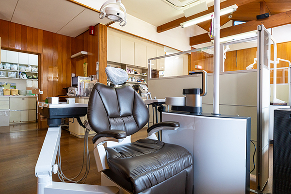 青おとなこども歯科クリニック 子どもと大人が一緒に入れるスペースのある診察室