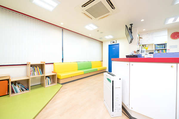 医療法人社団 さくまこどもクリニック 広々とした待合室にはかわいらしいキッズスペースがある