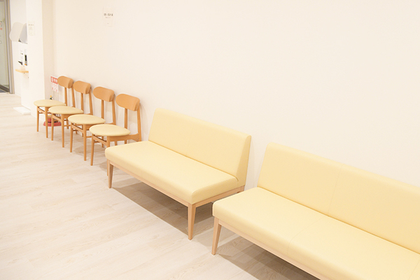 クリニックプラス本八幡 好アクセスかつ適切で迅速な診療が魅力、院内も落ち着いた雰囲気