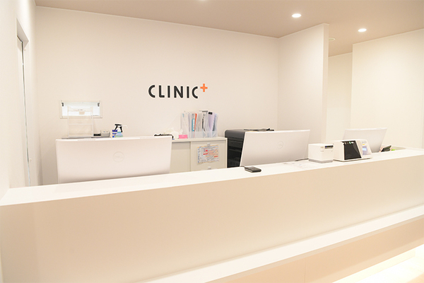 クリニックプラス本八幡 スタッフが笑顔で迎えてくれる安心感のある空間