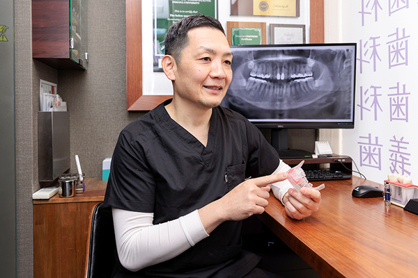 関内馬車道デンタルオフィス 患者の不安払拭のため、手寧な説明に努めている