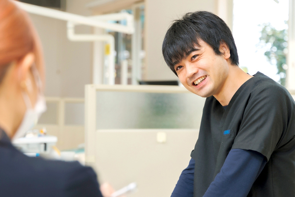 エムズデンタルクリニック マウスピース型装置を用いた矯正について説明する森院長