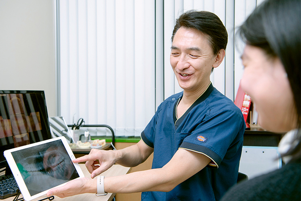 エスト歯科イオンスタイルせんげん台 手元のモニターを用いることでわかりやすい説明を心がけている