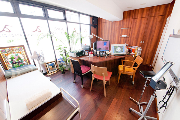 あかだクリニック 呼吸機能を丁寧に評価するための機器が整えられている診察室