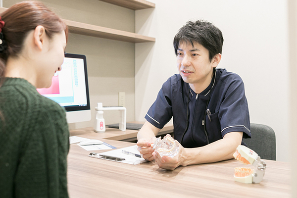 平安通歯科クリニック 完全個室のカウンセリングルーム。無料相談も受けつけている