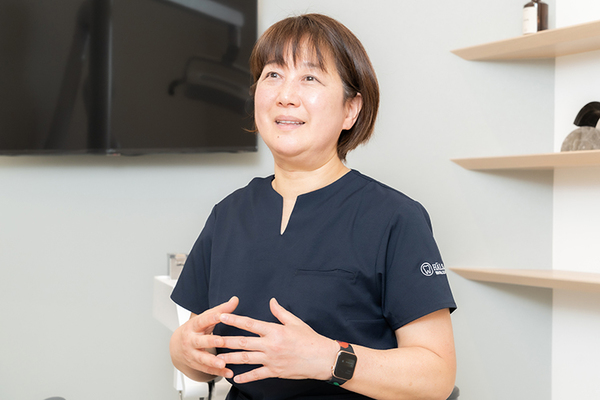 HALSA DENTAL CLINIC 「症状がなくてもケアを続けることが大切」と話す徳高副院長