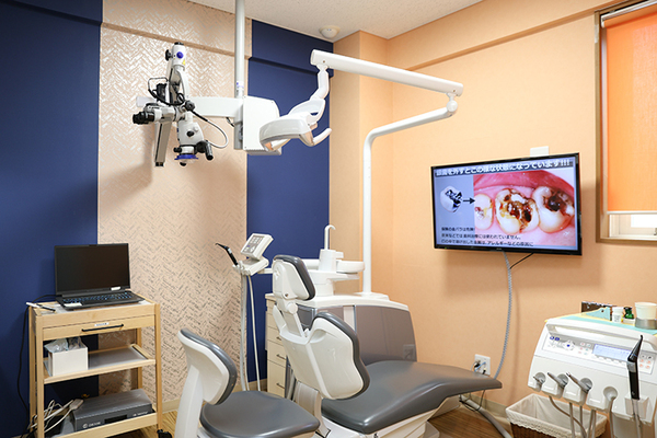 井上秀人歯科インプラントクリニック マイクロスコープを備えた診療室