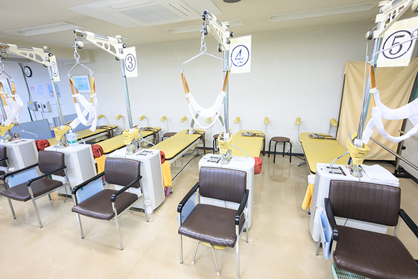 若山整形外科 広いスペースと充実した設備で患者のリハビリを支える