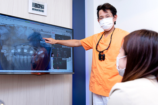 陽光台歯科クリニック モニターを用いたわかりやすい説明を心がけている