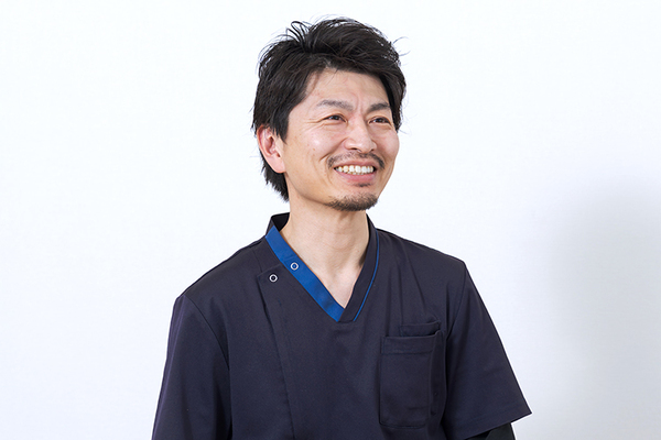 オカダデンタルオフィス チーム医療で高水準の医療サービスを提供する岡田院長
