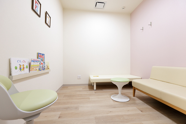 オリーブこどもクリニック 親子の負担を軽減するため完全個室制を取り入れている