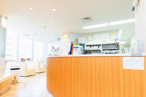 代々木クリニック 待合スペース。大きな窓から温かな光が差し込む