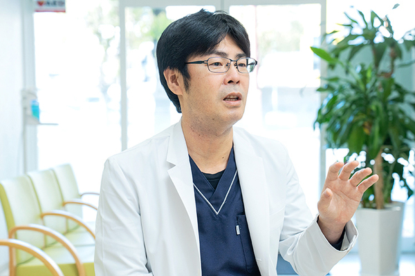 ささきクリニック 生活習慣病の基準を説明する佐々木院長