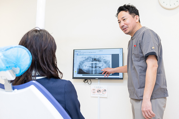 さん歯科こども・おとな歯科 モニターを用いて、視覚的にもわかりやすい説明を心がける