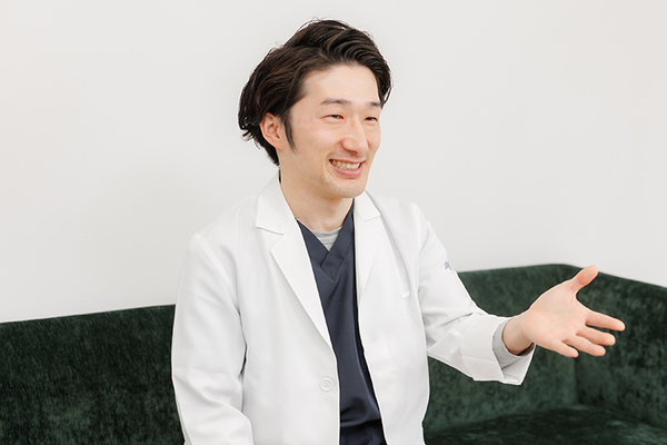 小林歯科医院 歯並び、噛み合わせの重要性について話す小林副院長