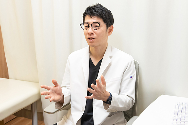 まにわクリニック 違和感を感じたら、気軽に相談に来てほしいと話す院長