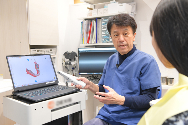中冨歯科 患者にわかりやすく説明をする中冨院長