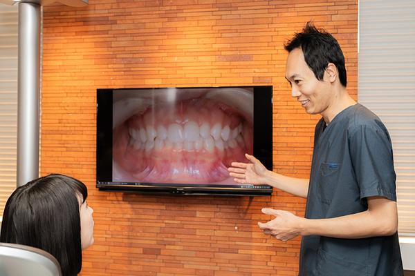 高槻ウィズデンタルクリニック モニターを使い、患者にわかりやすく伝えることを心がける