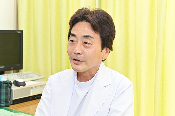 愛成クリニック 平田先生。優しい雰囲気で患者に寄り添いながら診療を行う
