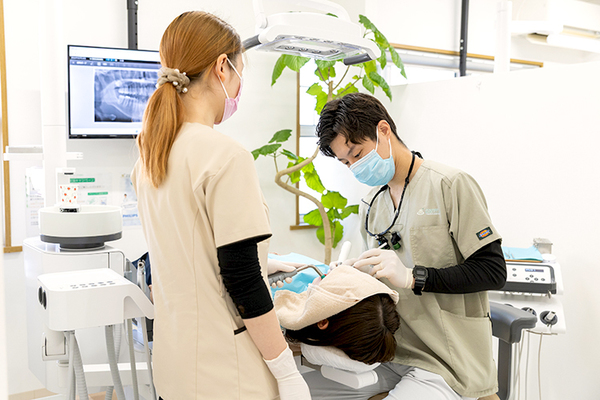 かわはら歯科 新小郡クリニック 清潔感あふれる院内で治療を行う