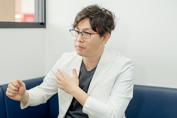 鶴橋整形外科クリニック 違和感があれば、早めに受診することが大切と話す院長