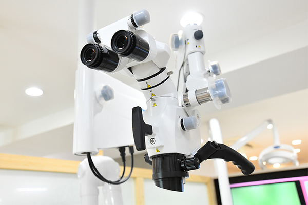 東京神楽坂歯科 マイクロスコープを導入し、精度の高い治療の提供に努めている