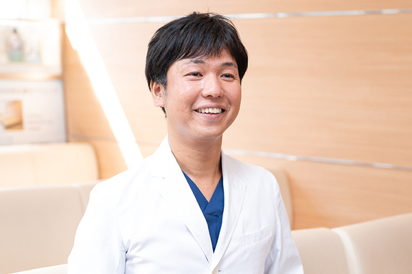 菊川内科皮膚科クリニック 内視鏡検査の必要性を説明する院長