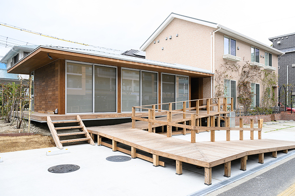 オリエント歯科クリニック 新浦安駅から徒歩5分ほど。木のぬくもりあふれる外観が目印